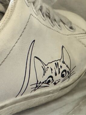ED Ellen DeGeneres peeking Cat White & Black Low-Top Sneakers - Size 6/36 - Fair